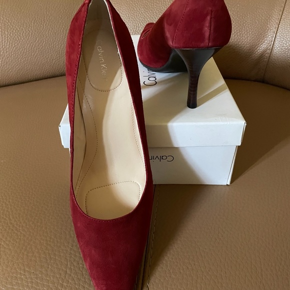 calvin klein brand suede pumps